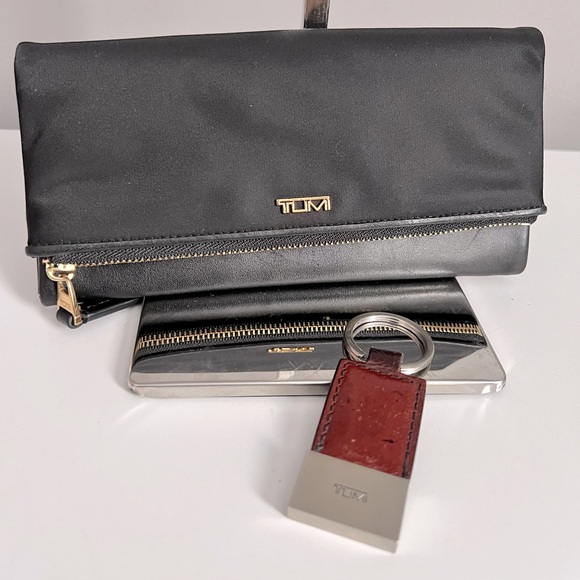 Tumi Flap continental wallet Black w Tumi Keyring bundle - Picture 1 of 8